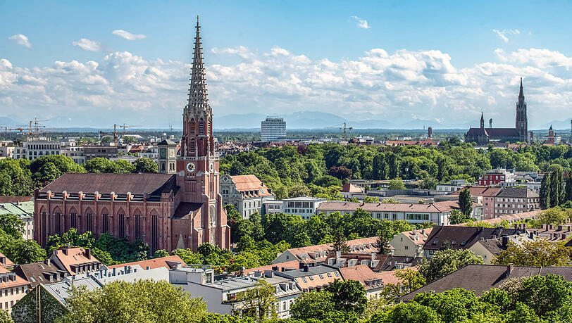 Die Heilig-Kreuz-Kirche ragt mit ihrem hohen Turm aus dem Stadtteil Giesing heraus.