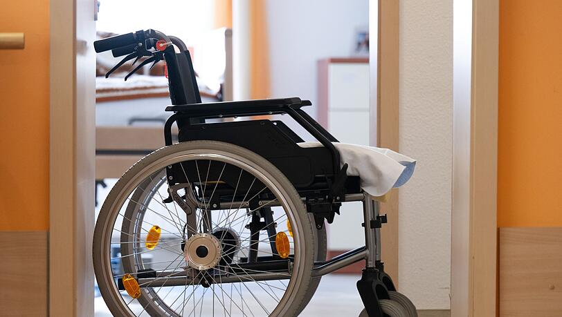 Wer alt wird, wird häufiger krank. Eine alternde Bevölkerung bedeutet für die Krankenkassen stark steigende Ausgaben. (Symbolbild)