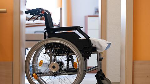 Wer alt wird, wird häufiger krank. Eine alternde Bevölkerung bedeutet für die Krankenkassen stark steigende Ausgaben. (Symbolbild)