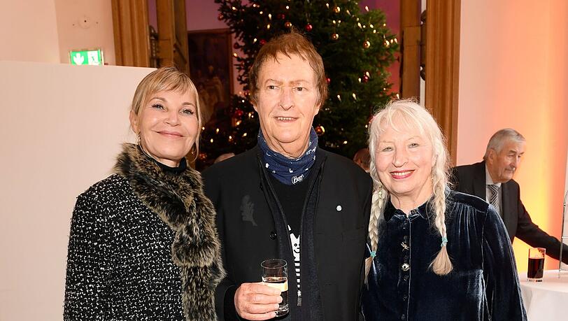 Hans-Jürgen Buchner ("Haindling") kommt am Donnerstag mit Frau Ulrike "Uli" Böglmüller und Tochter Astrid zur Verleihung des Bayerischen Verfassungsordens. Hans-Jürgen Buchner ("Haindling") kommt am Donnerstag mit Frau Ulrike "Uli" Böglmüller und Tochter Astrid zur Verleihung des Bayerischen Verfassungsordens.