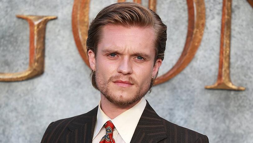 Tom Glynn-Carney hat verraten, wie die spektakulären Drachenflüge in "House of the Dragon" entstehen. Tom Glynn-Carney hat verraten, wie die spektakulären Drachenflüge in "House of the Dragon" entstehen.