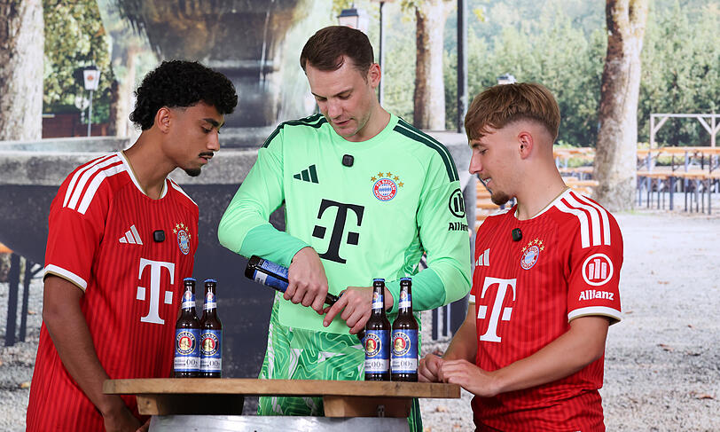 Die Stars des FC Bayern beim alljährlichen Lederhosen-Shooting von Paulaner. Die Stars des FC Bayern beim alljährlichen Lederhosen-Shooting von Paulaner.