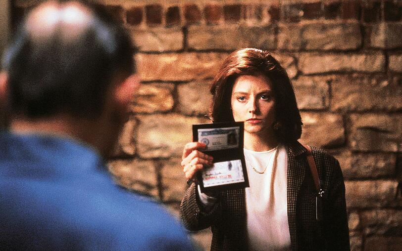 Als ein Serienmörder unerkannt sein Unwesen treibt, setzt das hilflose FBI die hochintelligente Polizeischülerin Clarice Starling (Jodie Foster, Mitte) auf den genialen Psychiater und Mörder Lecter an, um so Hinweise auf das Vorgehen und die Motive von "Buffalo Bill" zu erhalten. Als ein Serienmörder unerkannt sein Unwesen treibt, setzt das hilflose FBI die hochintelligente Polizeischülerin Clarice Starling (Jodie Foster, Mitte) auf den genialen Psychiater und Mörder Lecter an, um so Hinweise auf das Vorgehen und die Motive von "Buffalo Bill" zu erhalten.