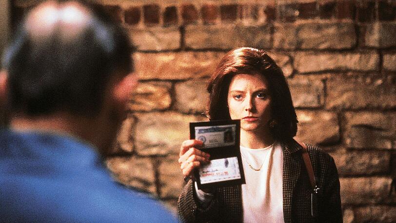Als ein Serienm&ouml;rder unerkannt sein Unwesen treibt, setzt das hilflose FBI die hochintelligente Polizeisch&uuml;lerin Clarice Starling (Jodie Foster, Mitte) auf den genialen Psychiater und M&ouml;rder Lecter an, um so Hinweise auf das Vorgehen und die Motive von "Buffalo Bill" zu erhalten.