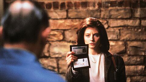 Als ein Serienm&ouml;rder unerkannt sein Unwesen treibt, setzt das hilflose FBI die hochintelligente Polizeisch&uuml;lerin Clarice Starling (Jodie Foster, Mitte) auf den genialen Psychiater und M&ouml;rder Lecter an, um so Hinweise auf das Vorgehen und die Motive von "Buffalo Bill" zu erhalten.