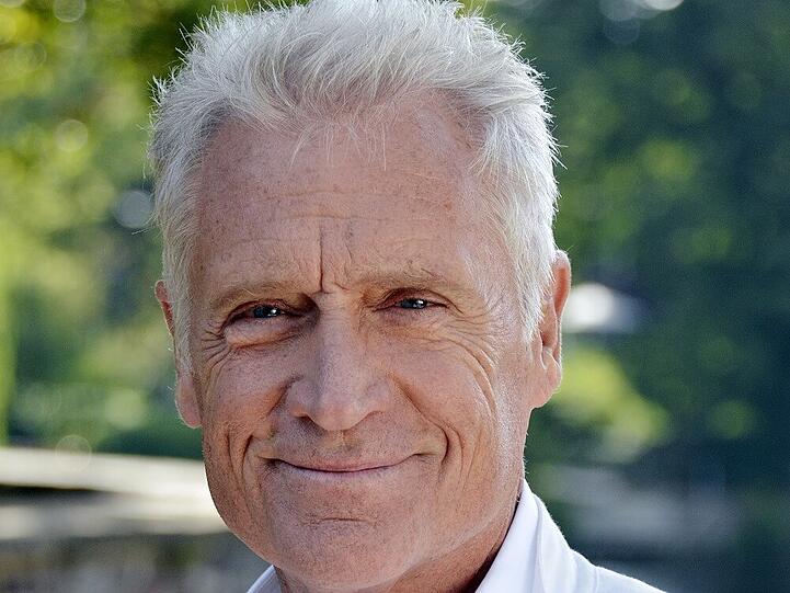 Der Schauspieler Robert Atzorn hat dem Alkohol abgeschworen.