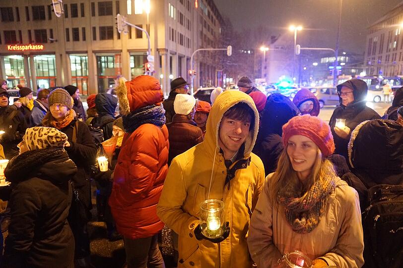 15000 Münchner versammelten sich am Montagabend zur Lichterkette für den Frieden.