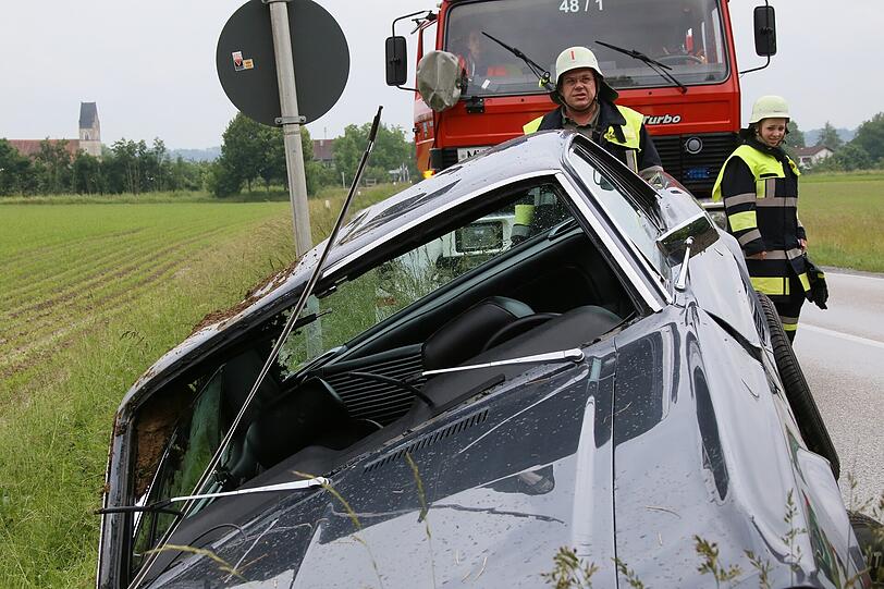 Spektakulärer Abflug eines Ford Mustang Oldtimers zwischen Waldkraiburg und Pürten. Der Fahrer verliert die Kontrolle und landet auf dem Dach.