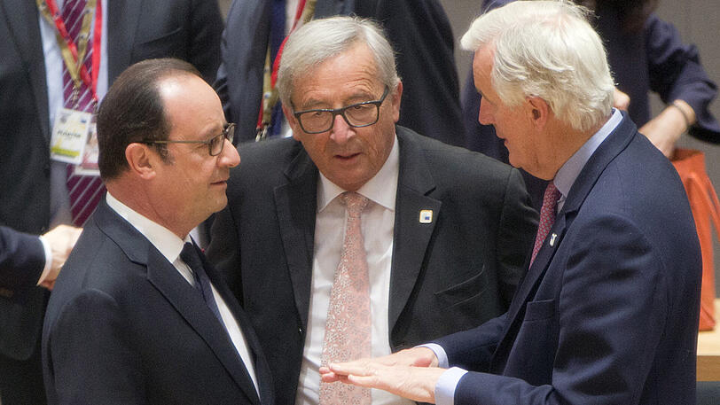 EU-Chefunterhändler Michel Barnier (rechts) spricht in Brüssel beim Brexit-Gipfel der Europäischen Union mit dem französischem Präsident Francois Hollande und EU-Kommissionspräsident Jean-Claude Juncker (Mitte).