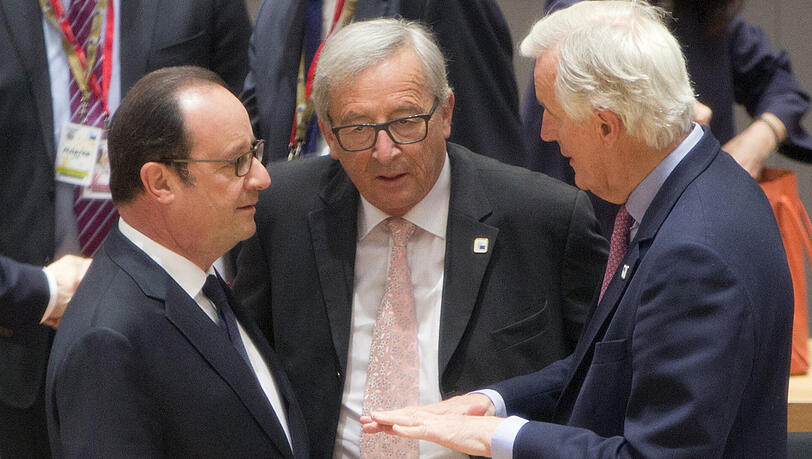 EU-Chefunterhändler Michel Barnier (rechts) spricht in Brüssel beim Brexit-Gipfel der Europäischen Union mit dem französischem Präsident Francois Hollande und EU-Kommissionspräsident Jean-Claude Juncker (Mitte). EU-Chefunterhändler Michel Barnier (rechts) spricht in Brüssel beim Brexit-Gipfel der Europäischen Union mit dem französischem Präsident Francois Hollande und EU-Kommissionspräsident Jean-Claude Juncker (Mitte).