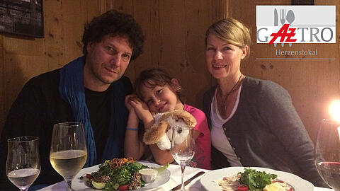 Kurzes Handyfoto vor dem Essen: Der AZ-Redakteur Adrian Prechtel im Rabenwirt mit charmanter Pullacher Begleitung, der Modedesignerin Mika Keune und ihrer Tochter.