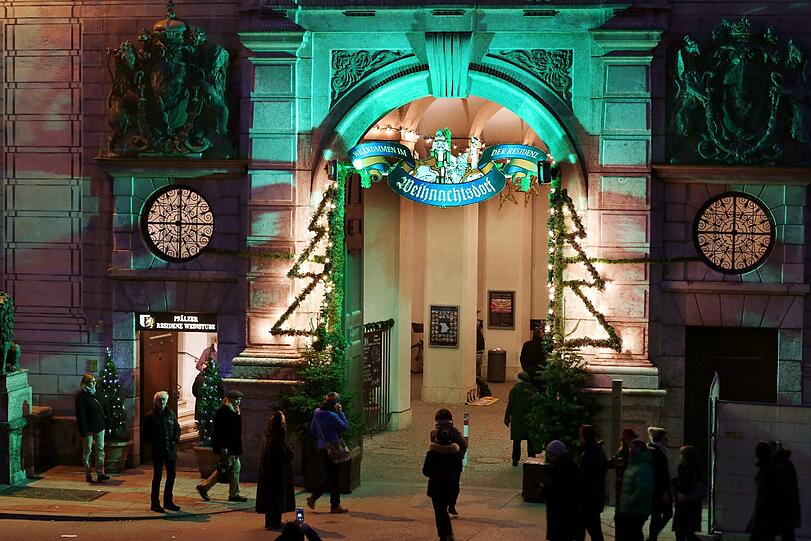 Hier geht&rsquo;s in eine andere Welt &ndash; ins Weihnachtsdorf der Residenz.