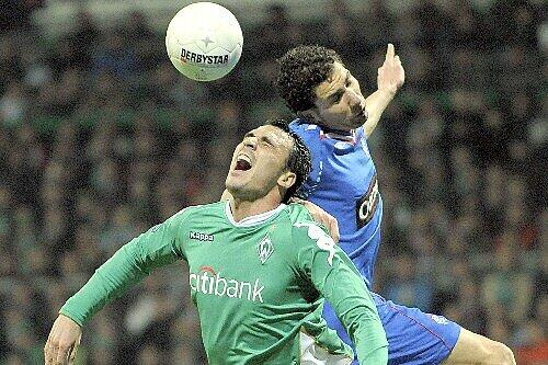 Hugo Almeida (l.) gegen Carlos Cuellar