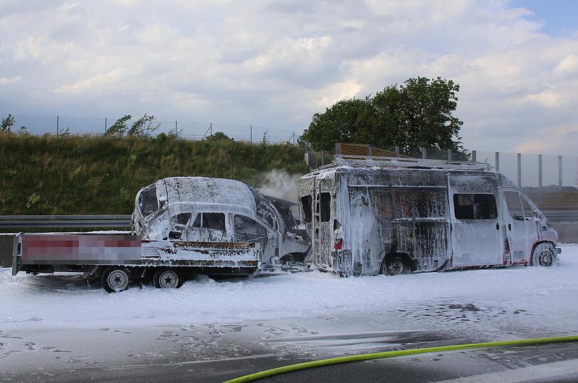 Nach dem Zusammenstoß fing der beschädigte Hybrid-BMW im Bereich der Akkus Feuer. Das Feuer griff auf den Kleintransporter über und setzte diesen in Vollbrand.