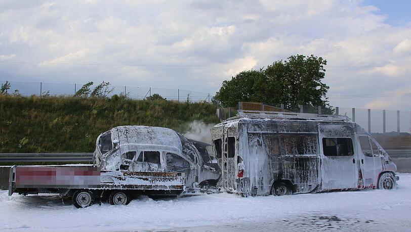 Nach dem Zusammenstoß fing der beschädigte Hybrid-BMW im Bereich der Akkus Feuer. Das Feuer griff auf den Kleintransporter über und setzte diesen in Vollbrand. Nach dem Zusammenstoß fing der beschädigte Hybrid-BMW im Bereich der Akkus Feuer. Das Feuer griff auf den Kleintransporter über und setzte diesen in Vollbrand.