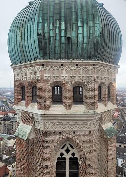 Vom Südturm der Frauenkirche lässt sich nicht nur bis in die Alpen schauen – wenn das Wetter passt. Der Nachbarturm zeigt sich in fast 100 Metern höhe nochmal von einer ganz anderen Seite. Vom Südturm der Frauenkirche lässt sich nicht nur bis in die Alpen schauen – wenn das Wetter passt. Der Nachbarturm zeigt sich in fast 100 Metern höhe nochmal von einer ganz anderen Seite.