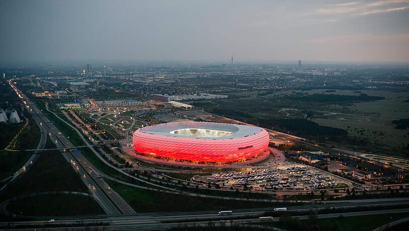 Die Heimat der Roten: Ikonisch strahlt das Wohnzimmer der Bayern im städtebaulichen Nirwana zwischen
Autobahnkreuz, U-Bahnbetriebswerk und Klärwerk. Die Heimat der Roten: Ikonisch strahlt das Wohnzimmer der Bayern im städtebaulichen Nirwana zwischen
Autobahnkreuz, U-Bahnbetriebswerk und Klärwerk.