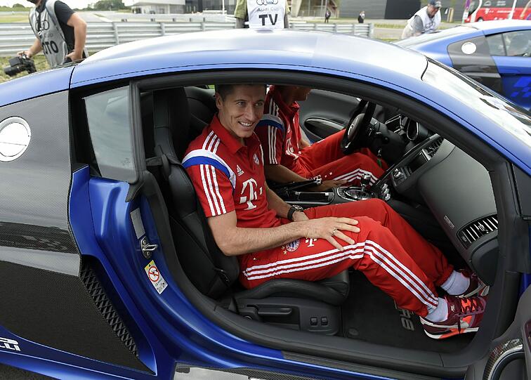 Die Bayern-Stars mit ihren neuen Dienstwagen.