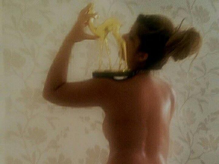 Ein Bambi, viel Babyöl und noch mehr nackte Haut: Indira Weis