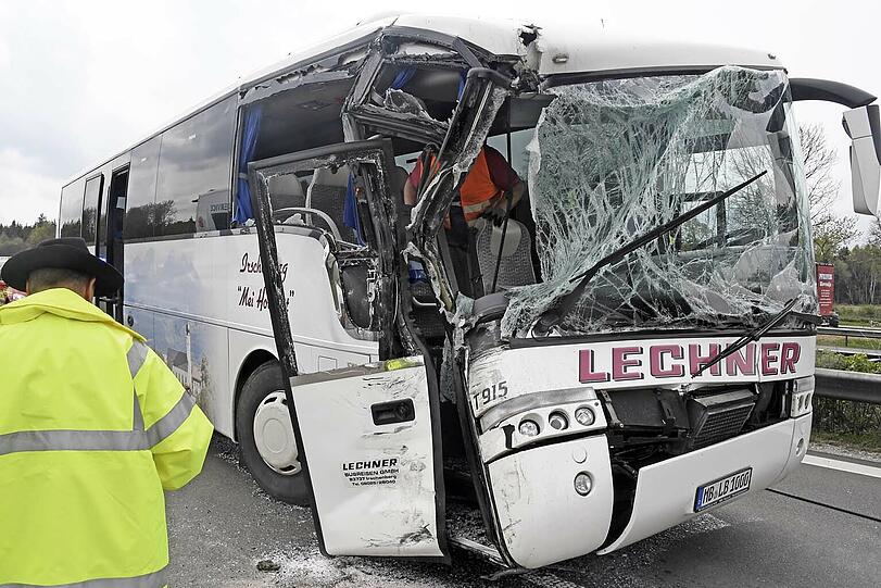 Die Bilder vom Massenunfall auf der A8.