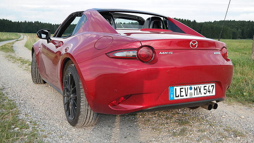 Dank nur rund 1000 Kilo Leergewicht gelingt der Sprint aus dem Stand auf 100 km/h mit dem 160 PS starken MX-5 RF in rund 7,5 Sekunden.