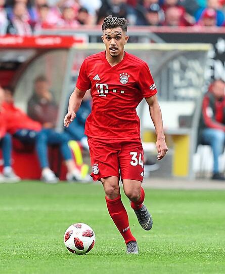 Oliver Batista Meier (18) kam 2016 aus Kaiserslautern in die Bayern-Jugend und gilt als eines der stärksten Talente in seinem Jahrgang, wurde 2018 sogar mit der Fritz-Walter-Medaille in Silber ausgezeichnet. Eine langwierige Verletzung bremste ihn zuletzt aus, doch seit dieser Saison bekommt er in der 3. Liga regelmäßig Spielpraxis. Der offensive Mittelfeldmann könnte bei richtiger Förderung den dauerhaften Sprung ins Profiteam schaffen.