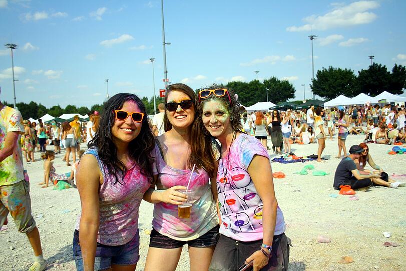 Bunter geht nicht: Das Holi One Color Festival in Riem. Die Bilder.