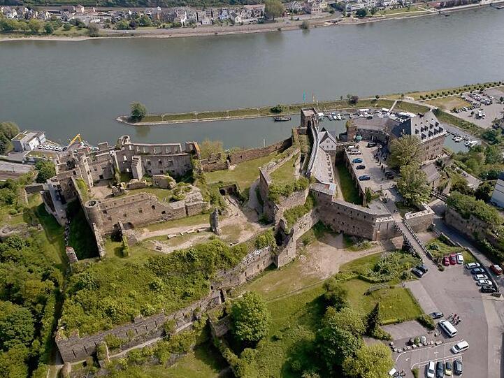 Rheinfels ist eine der größten Burgruinen am Oberen Mittelrhein.
