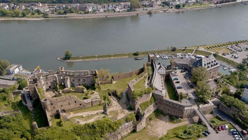 Rheinfels ist eine der größten Burgruinen am Oberen Mittelrhein. Rheinfels ist eine der größten Burgruinen am Oberen Mittelrhein.