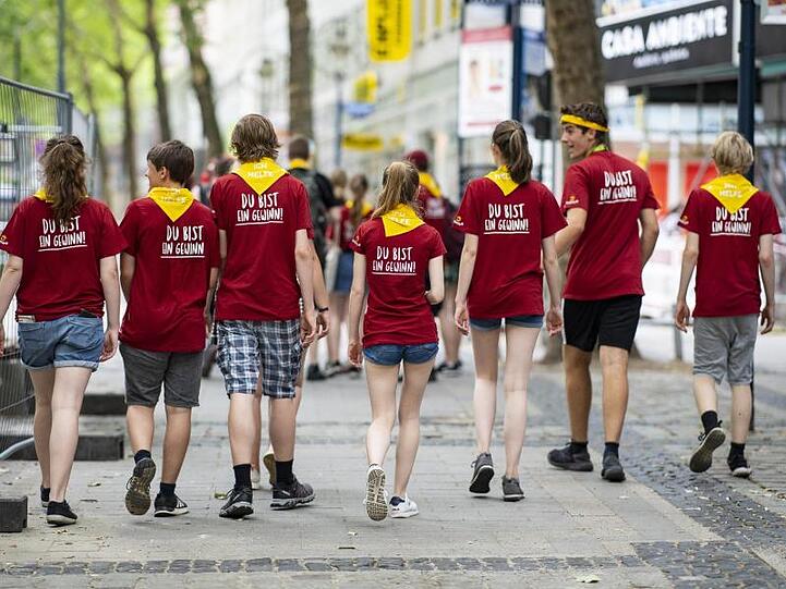 Spaziergang durch die Innenstadt von Dortmund: Junge Menschen in T-Shirts mit der Aufschrift "Du bist ein Gewinn".