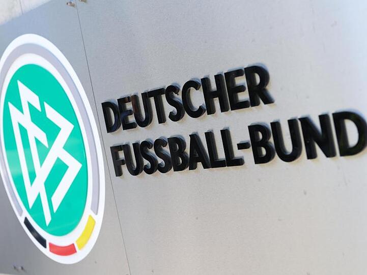 DFB-Logo und Schriftzug vor der Zentrale des Deutschen Fußball-Bundes in Frankfurt am Main.