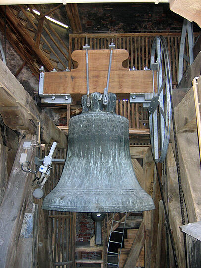 Frauenglocke (1617, drei Tonnen, Nordturm): Die Marienglocke läutet jeden Mittag um 12 Uhr.