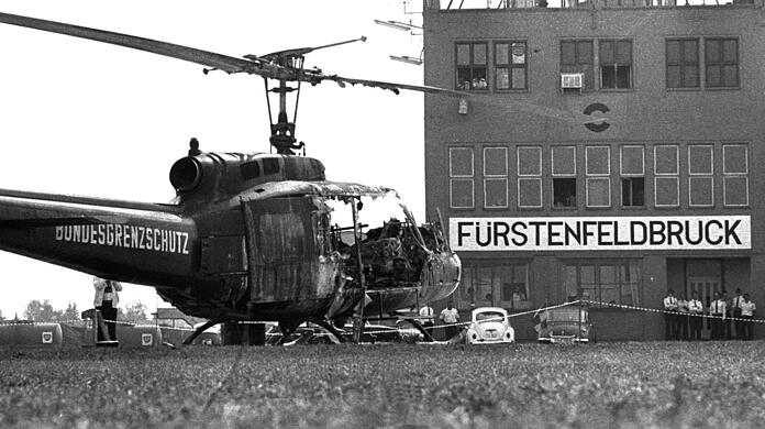Ein zerfetzter Hubschrauber des Bundesgrenzschutzes auf dem Flugplatz in Fürstenfeldbruck.