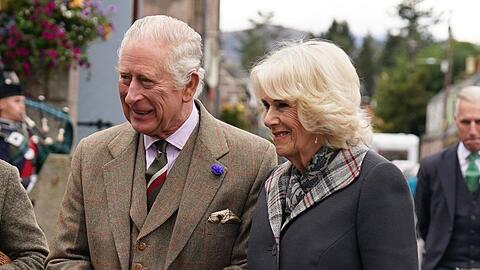König Charles III. und die Königsgemahlin Camilla während ihres Besuchs im schottischen Ballater.