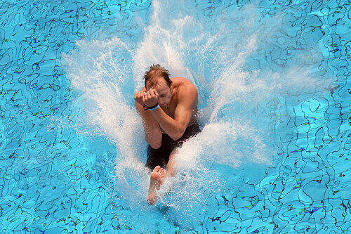 Pflatsch! Die Arschbombenmeister lassen Wasser spritzen.
