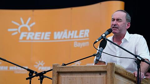 Hubert Aiwanger stellvertretender Ministerpräsident von Bayern spricht beim Volksfest in Keferloh bei München.