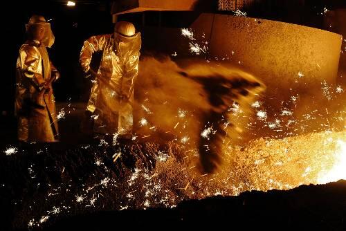 Arbeiter am Hochofen: Die Flaute in der Autoindustrie reißt auch andere Bereiche nach unten &ndash; etwa die Stahlbranche.