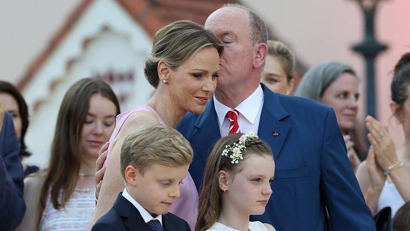 Innige Szene: Fürst Albert II. küsst seine Frau während der Feierlichkeiten am 19. Juli zärtlich an die Schläfe.
