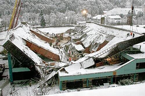 Am 2. Januar 2006 stürzte die durch Bau- und Wartungsmängel völlig marode Eishalle ein. Zwölf Kinder und drei Mütter starben.