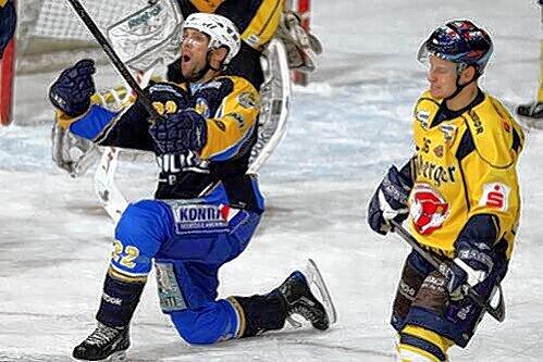 Siegerpose: Stürmer Austin Wycisk feiert sein 1:0 beim 5:1-Sieg des EHC über Weißwasser.