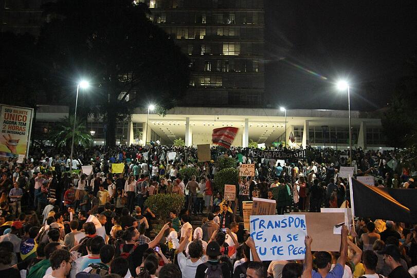 Knapp ein Jahr vor der Fußball-WM in Brasilien erlebt das Land einen ungeahnten Sturm des Protestes.