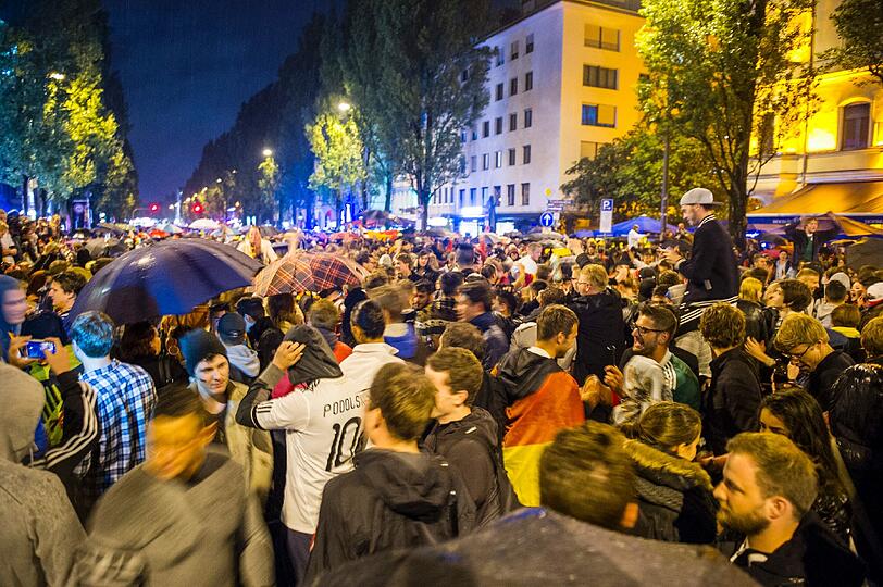 Trubel auf der Leopold: Fußballfans feiern in der Nacht zu Mittwoch den Einzug der DFB-Elf ins WM-Finale.