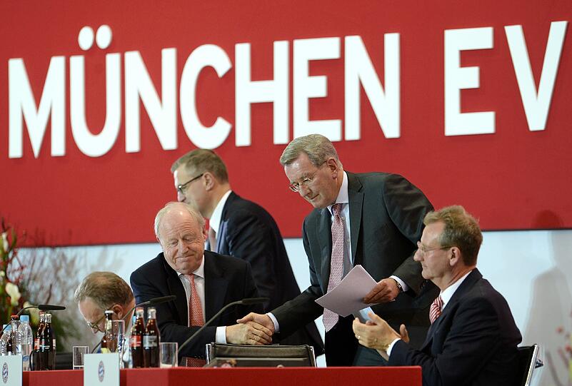 Gegenseitige Glückwünsche zum sportlichen wie wirtschaftlichen Erfolg? Vize-Präsident Rudi Schels und Vorstandsboss Karl-Heinz Rummenigge.