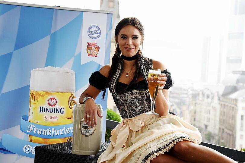 Die Maß sah auch schon mal besser aus: Liliana Matthäus ist die Botschafterin für das Frankfurter Oktoberfest. Na, denn: Prost.