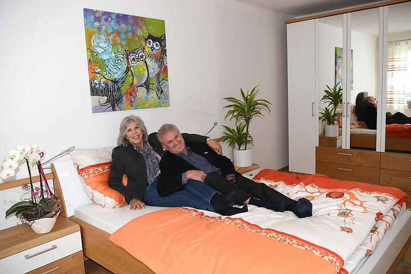 Fröhlicher Bettentest: Sepp Maier macht es sich mit seiner Frau Monika im Schlafzimmer einer Musterwohnung in Karlsfeld bei München gemütlich. Die Torwart-Legende ist Werbebotschafter für Betreutes Wohnen von Erlbau.