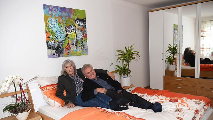 Fröhlicher Bettentest: Sepp Maier macht es sich mit seiner Frau Monika im Schlafzimmer einer Musterwohnung in Karlsfeld bei München gemütlich. Die Torwart-Legende ist Werbebotschafter für Betreutes Wohnen von Erlbau. Fröhlicher Bettentest: Sepp Maier macht es sich mit seiner Frau Monika im Schlafzimmer einer Musterwohnung in Karlsfeld bei München gemütlich. Die Torwart-Legende ist Werbebotschafter für Betreutes Wohnen von Erlbau.