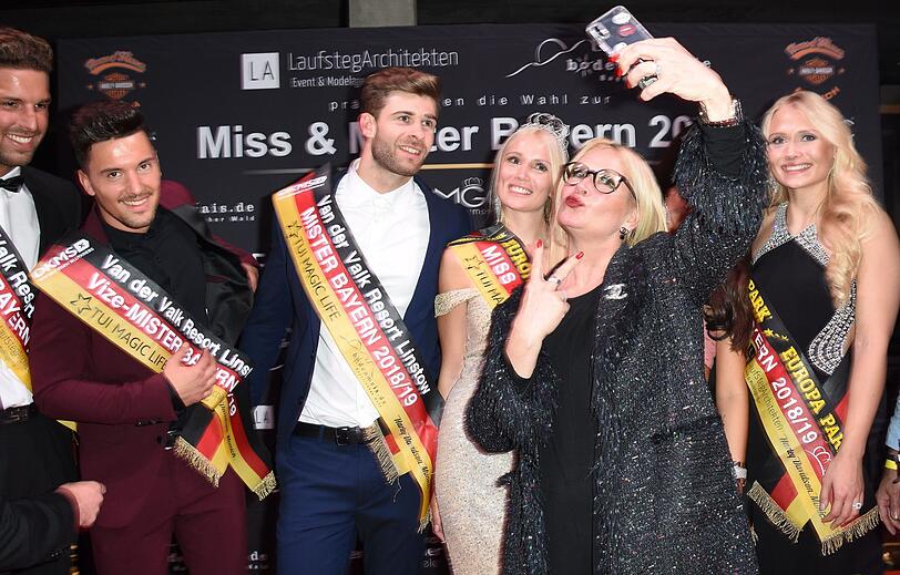 Selfie mit den Gewinnern: Claudia Effenberg posiert mit Miss und Mister Bayern.