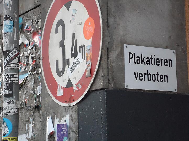 Ein Spiegelbild des Lebens im Stadtviertel: Die zahllosen Aufkleber in der Isarvorstadt zeigen mehr oder weniger gelungen, was sich tut - oder getan hat.