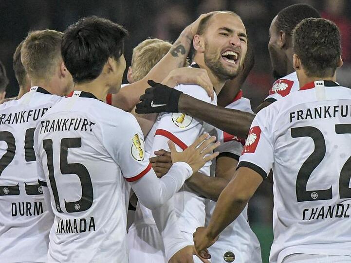 Bas Dost (M) brachte Eintracht Frankfurt auf St. Pauli auf die Siegerstraße.