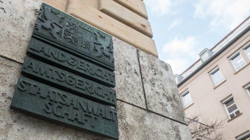 Ein Schild mit der Aufschrift "Landgericht, Amtsgericht, Staatsanwaltschaft" hängt an dem Justizgebäude in Regensburg. Foto: Armin Weigel/Archiv